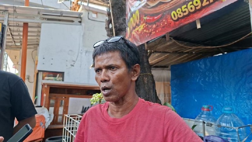 Abdul Kadir, pedagang ban di Matraman. (Suara.com/Adiyoga)