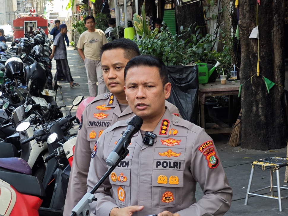 Kabid Humas Polda Metro Jaya Kombes Budi Hermanto memberikan keterangan usai meninjau lokasi bentrokan antarwarga di Menteng, Jakarta Pusat, Senin (27/4/2026). [Suara.com/Adiyoga]