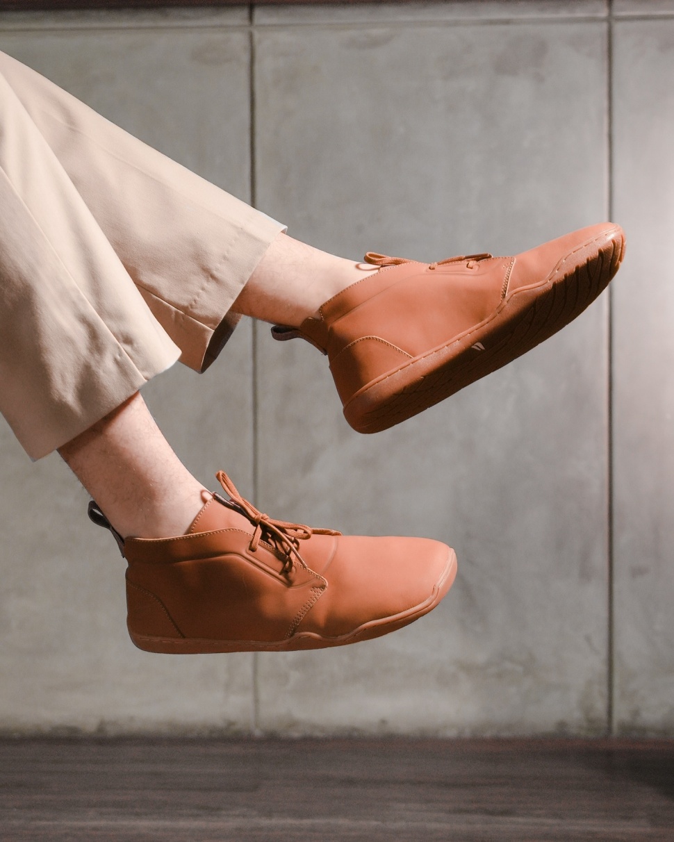 Ilustrasi gaya pria pakai celana chino dan Chukka Boots - Pyopp [Instagram/pyoppfledge]
