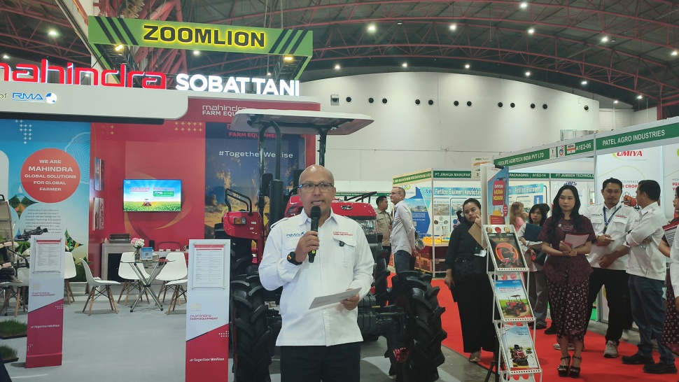 Country Manager Indonesia RMA Indonesia Toto Suharto menyampaikan sambutan saat peluncuran traktor Mahindra OJA 3140 pada ajang Inagritech 2026 di JIExpo Kemayoran, Jakarta, Selasa (28/7/2026).(Suara.com/Mohammad Rhadzaki Ramadhan)