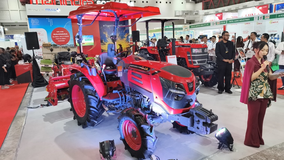 Traktor Mahindra OJA 3140 dipamerkan pada ajang Inagritech 2026 di JIExpo Kemayoran, Jakarta, Selasa (28/7/2026). (Suara.com/Mohammad Rhadzaki Ramadhan)