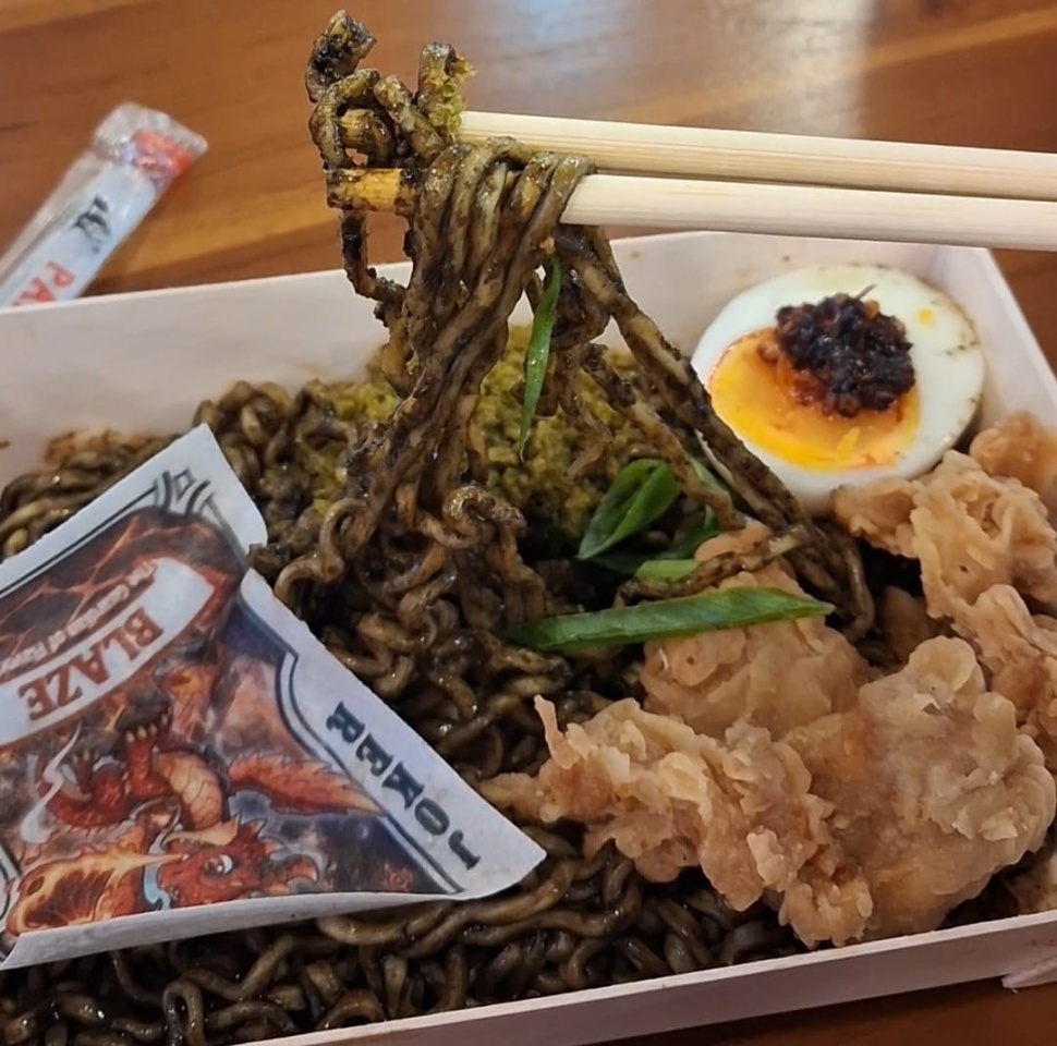 Kreasi Dragon&rsquo;s Black Fire Noodle. (Suara.com/Vania)