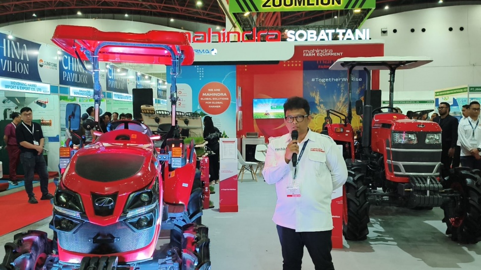 Sales Manager RMA Indonesia Sandy Nugraha memaparkan spesifikasi dan keunggulan traktor Mahindra OJA 3140 dalam peluncuran produk di ajang Inagritech 2026, JIExpo Kemayoran, Jakarta, Selasa (28/7/2026).(Suara.com/Mohammad Rhadzaki Ramadhan)