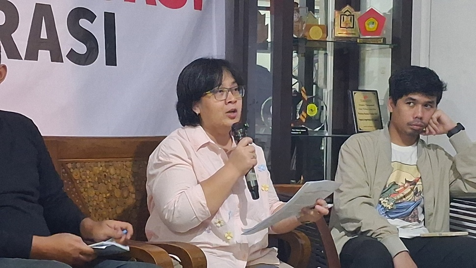 Penggiat MBG Watch, Mike Verawati, mengutarakan pertentangan  karakter maskulin dan komando dalam militer yang tidak serasi dengan inklusi sosial yang menghargai keberagaman masyarakat sipil dalam forum diskusi di Kantor Imparsial, Jakarta, Rabu (29/7/2026). [Suara.com/Cornelius Juan]