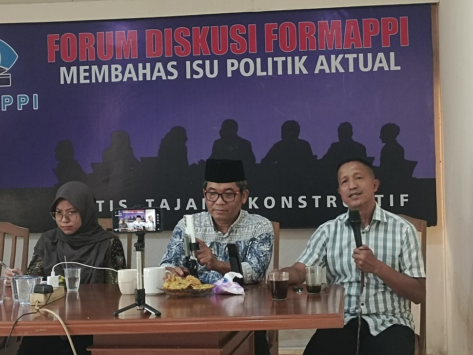 Peneliti Formappi Lucius Karus (kanan) menyampaikan keterangan saat acara diskusi di Jakarta, Kamis, (30/7/2026). (Suara.com/Alif Bintang)