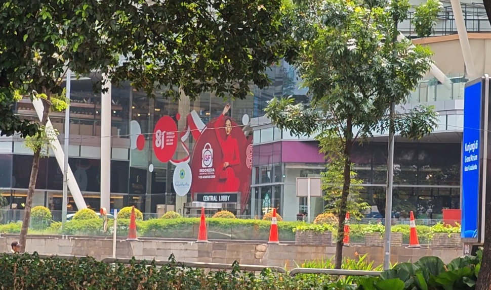 Pagar besi setinggi 2,5 meter yang sempat berdiri kokoh di depan Mal Kota Kasablanka (Kokas), Jakarta Selatan, sudah tidak lagi terlihat pada Senin (3/8/2026). (Suara.com/Adiyoga)
