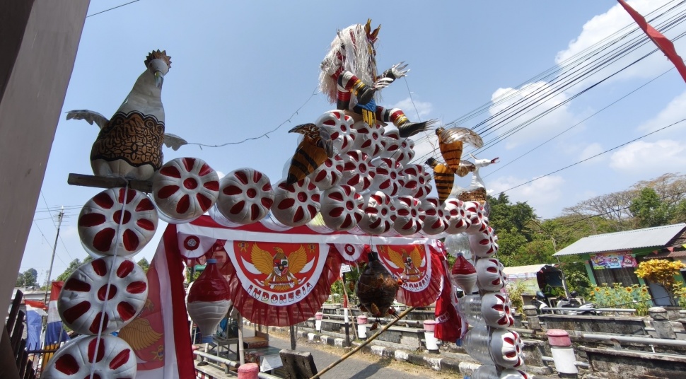 Berbagai ornamen dari sampah plastik untuk menyambut HUT RI ke-81 di gang Kampung Ledoksari, Karangbendo, Caturtunggal, Depok, Sleman, DI Yogyakarta, Senin (3/8/2026).