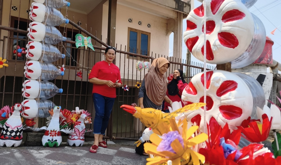 Berbagai ornamen dari sampah plastik untuk menyambut HUT RI ke-81 di gang Kampung Ledoksari, Karangbendo, Caturtunggal, Depok, Sleman, DI Yogyakarta, Senin (3/8/2026). [Suara.com/Hiskia]