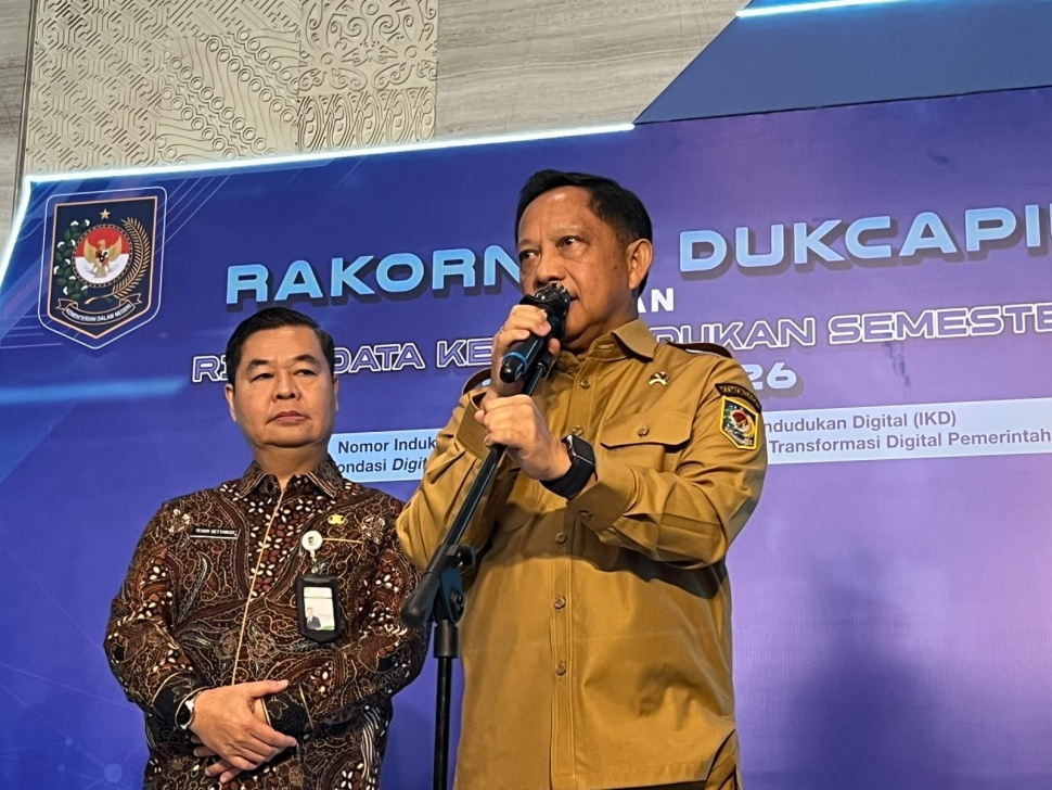 Dirjen Dukcapil Kemendagri Teguh Setyabudi bersama dengan Menteri Dalam Negeri Tito Karnavian pada saat di Doorstop acara Rapat Koordinasi Nasional (Rakornas) Dukcapil dan Rilis Data Kependudukan Semester I Tahun 2026. (Suara.com/Tantri Amela Iskandar)