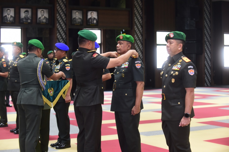 Kasad Jenderal TNI Maruli Simanjuntak memimpin sertijab dua pejabat dan alih komando tiga Yonif ke Kostrad. (Dok. ist)