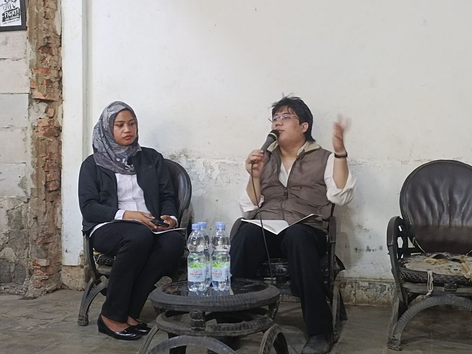 Peneliti CELIOS, Bara Setiadi (kanan) saat diskusi di Jakarta, Kamis (6/8/2026). (Suara.com/Alif Bintang)