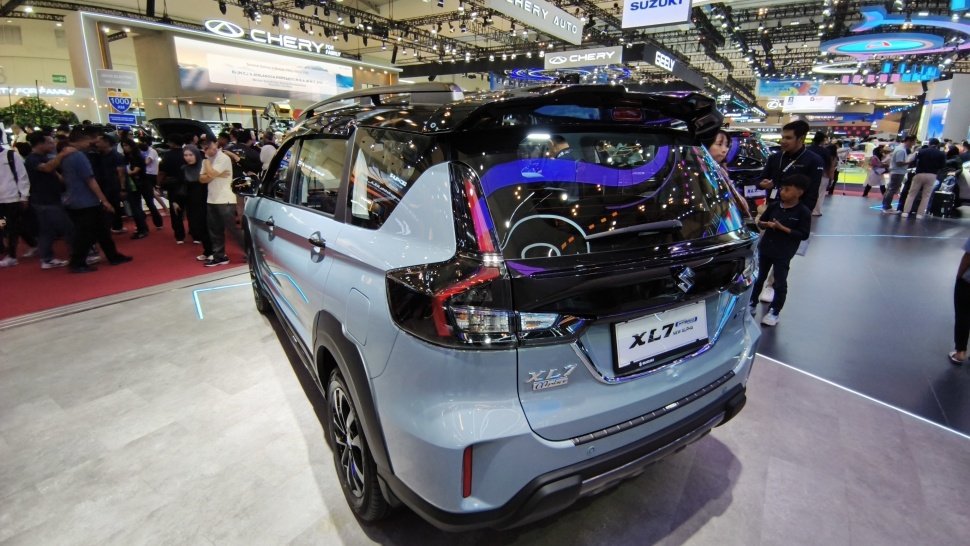 Tampilan belakang Suzuki XL7 dilengkapi black rear upper spoiler yang semakin memperkuat karakter sporty SUV keluarga. (Dok. Suzuki)