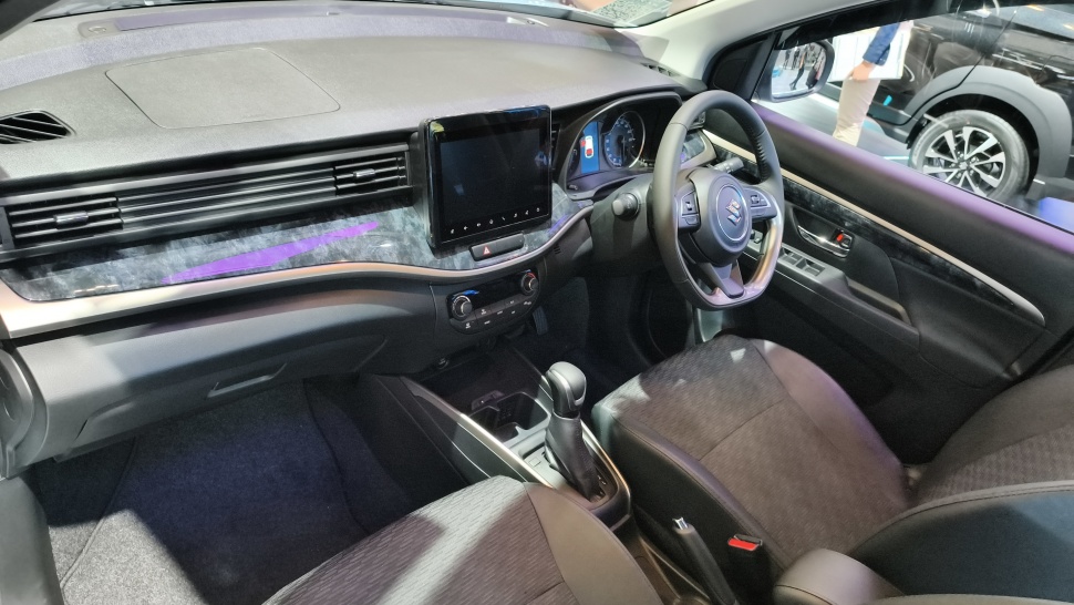 Interior Suzuki XL7 dilengkapi head unit 9 inci yang mendukung Apple CarPlay dan Android Auto untuk menunjang kenyamanan selama perjalanan. (Dok. Suzuki)