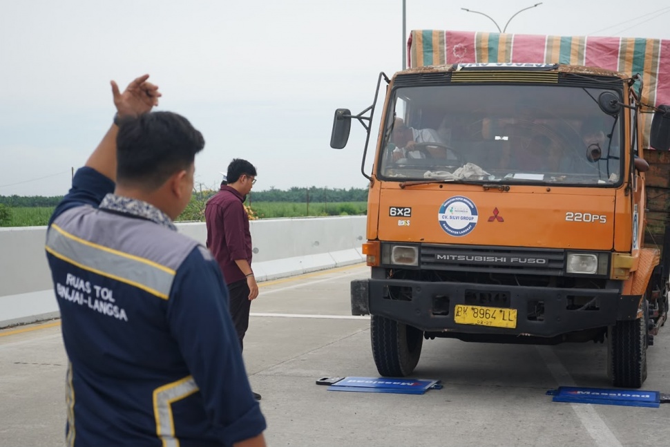 Petugas melakukan pemeriksaan kendaraan angkutan barang dalam Operasi ODOL yang digelar Hutama Karya sebagai upaya mendukung Gerakan Nasional Zero ODOL dan meningkatkan keselamatan pengguna jalan tol. (Dok. Hutama Karya)