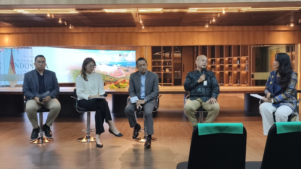 Dari kiri ke kanan: Southeast Asia Branch Manager Garuda Indonesia Agny Gallus Pratama, Marketing Group Head Garuda Indonesia Prina Eka Putri, Senior Vice President Corporate Secretary InJourney Yudhistira Setiawan, dan Asisten Deputi Pemasaran Pariwisata Mancanegara I Kementerian Pariwisata Dedi Ahmad Kurnia mengikuti sesi talkshow dalam peluncuran Discover More Indonesia di Sarinah, Jakarta, Selasa (11/8/2026). (Suara.com/Mohammad Rhadzaki Ramadhan)