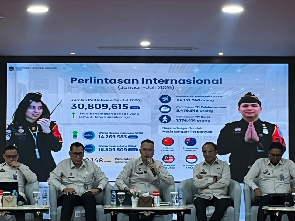 Pemaparan Direktur Jenderal Imigrasi Hendarsam Marantoko pada Agenda Press Briefing yang bertempat di Ruang Aula Hoegeng Imam Santoso, Ditjen Imigrasi, Karet Kuningan, Jakarta Selatan pada Rabu (12/8/2026). (Suara.com/Tantri Amela Iskandar)