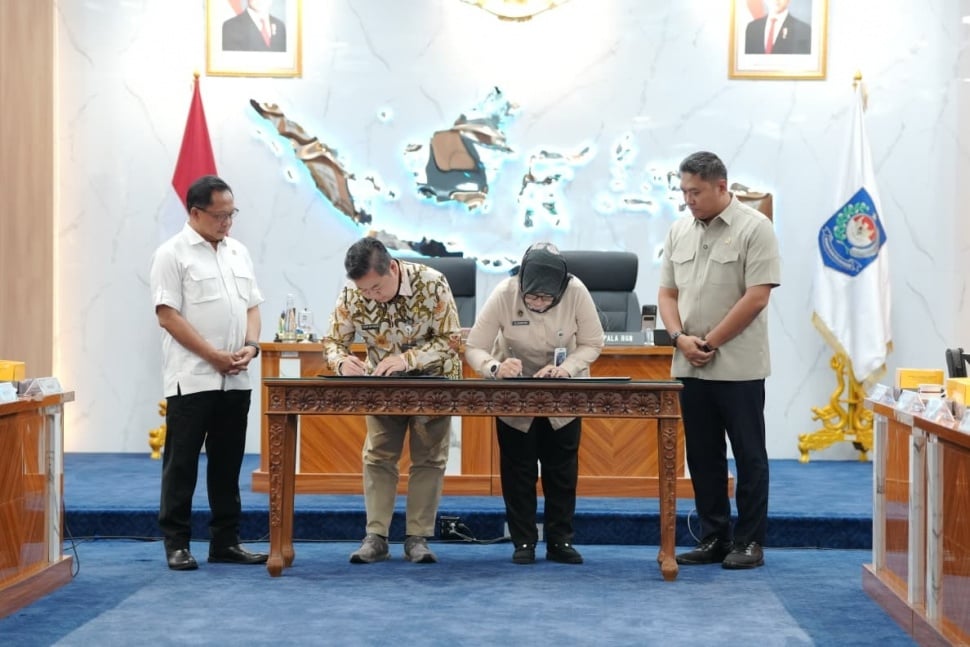 Direktur Jenderal Kependudukan dan Pencatatan Sipil Kemendagri Teguh Setyabudi dan Sekretaris Utama Badan Gizi Nasional Lili Khamiliyah menandatangani Perjanjian Kerja Sama tentang Data Kependudukan untuk mendukung tata kelola Program Makan Bergizi Gratis di Ruang Sidang Utama, Gedung A Lantai 3, Kantor Pusat Kementerian Dalam Negeri, Jalan Medan Merdeka Utara Nomor 7, Gambir, Jakarta Pusat, Kamis (13/8/2026). (Dok. Kemendagri)