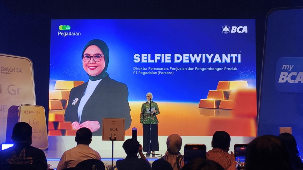 Direktur Pemasaran, Penjualan, dan Pengembangan Produk PT Pegadaian (Persero) Selfie Dewiyanti menyampaikan sambutan dalam peluncuran layanan Tabungan Emas di aplikasi myBCA di Jakarta, Jumat (14/8/2026). (Suara.com/Mohammad Rhadzaki Ramadhan)