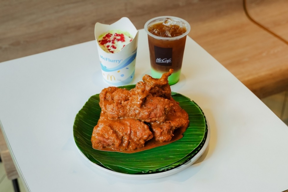 “Ini Rasa Kita” yang terdiri dari Ayam Krispy McD Kari Medan, Es Kopi Klepon dan McFlurry Pisang Ijo. (dok. McDonalds)
