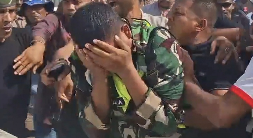 Hasil tangkap layar saat satu anggota TNI dipukuli saat aksi 21 tahun Hari Damai Aceh, Banda Aceh, Sabtu (15/8/2026).