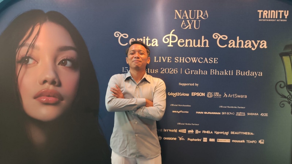 Senior Product Manager Visual Instrument Epson Indonesia Ardian Ami Mahmudi menjelaskan pemanfaatan teknologi proyektor dalam mendukung pengalaman visual pada Naura Ayu: Cerita Penuh Cahaya Live Showcase. (Suara.com/Mohammad Rhadzaki Ramadhan)