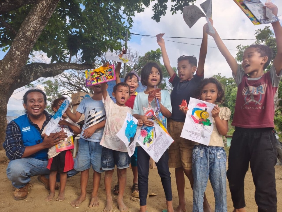 Staf Plan Indonesia memberikan layanan dukungan psikososial dan distribusi alat permainan edukatif untuk anak anak terdampak gempa Flores. (Dok. Plan Indonesia)