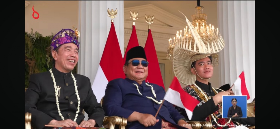 Prabowo-Gibran kompak kibarkan bendera merah putih. [Suara.com/Novian]