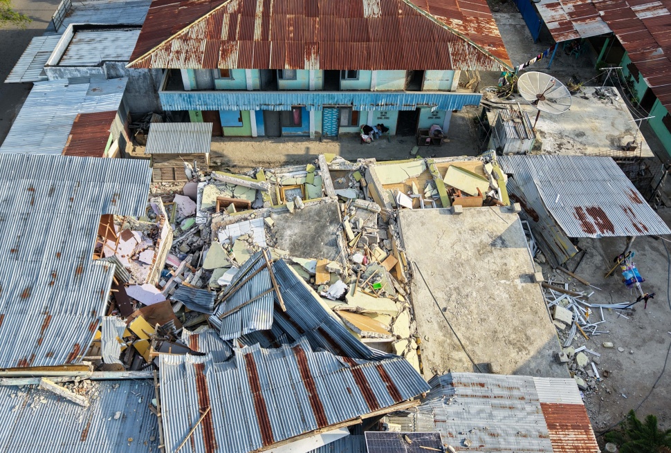Gempa Flores M7,7, Sumatra Utara M6,4, dan Parigi Moutong M5,9 terjadi secara beruntun dalam waktu kurang dari 19 jam pada 15 Agustus lalu. Pakar kegempaan memastikan tiga gempa tersebut tidak saling berhubungan. [Antara]