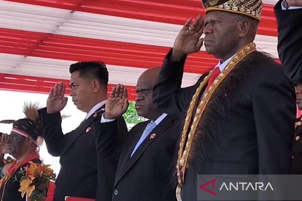 Menteri Hak Asasi Manusia (HAM) Natalius Pigai (tengah) mengikuti upacara peringatan HUT Ke-81 Kemerdekaan Republik Indonesia di Lapangan Kantor Gubernur Papua Tengah, Nabire, Senin (17/8/2026).(ANTARA/Devi Nindy)
