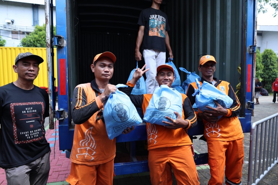 Warga menerima paket sembako dalam kegiatan Jamuan Rakyat di Kecamatan Palmerah, Jakarta Barat, Selasa (18/8/2026). (Dok. Kemenparnb)
