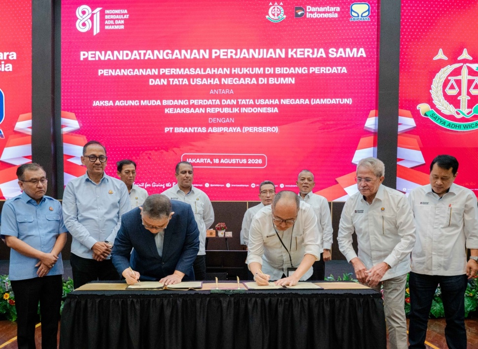 Penandatanganan Perjanjian Kerja Sama antara PT Brantas Abipraya (Persero) dan Jaksa Agung Muda Perdata dan Tata Usaha Negara (JAMDATUN) Kejaksaan Agung RI dalam Penanganan Permasalahan Hukum di Bidang Perdata dan Tata Usaha Negara di BUMN, Selasa (18/8/2026). (Dok. Brantas Abipraya)