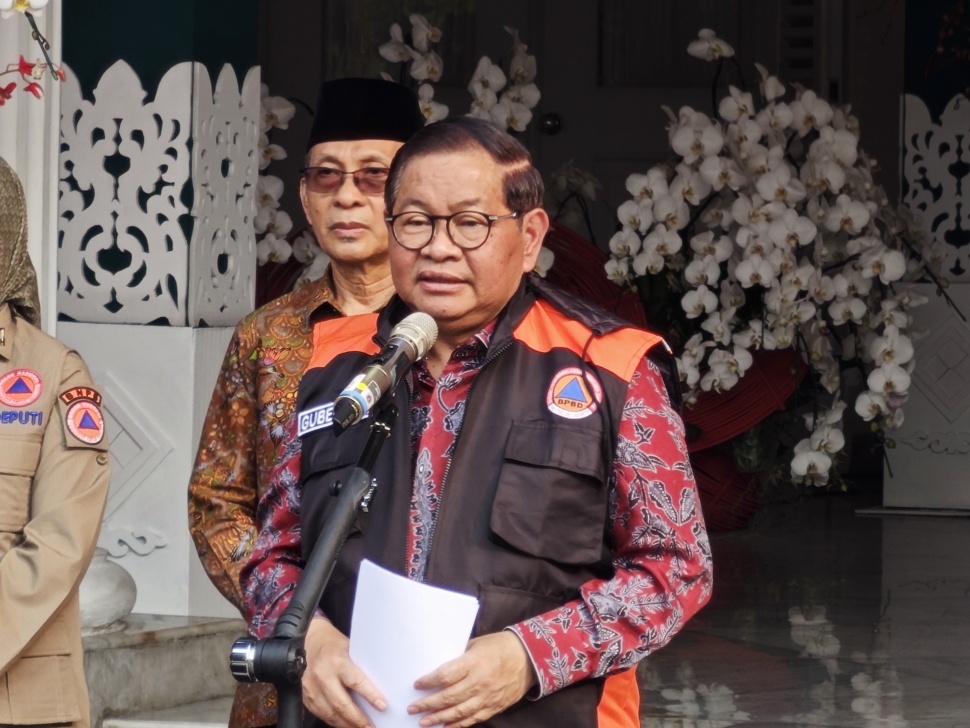 Gubernur DKI Jakarta, Pramono Anung, melepas langsung pengiriman bantuan kemanusiaan dari Balai Kota DKI Jakarta, Jakarta Pusat, Kamis (20/8/2026). [Suara.com/Adiyoga]