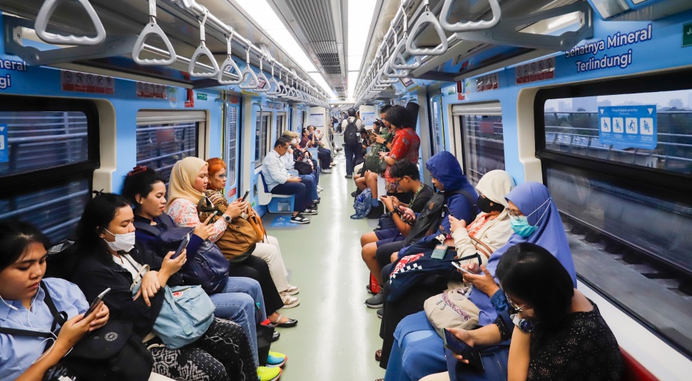 Penumpang menaiki kereta LRT Jabodebek di Stasiun Dukuh Atas, Jakarta, Kamis (20/8/2026). [Suara.com/Alfian Winanto]