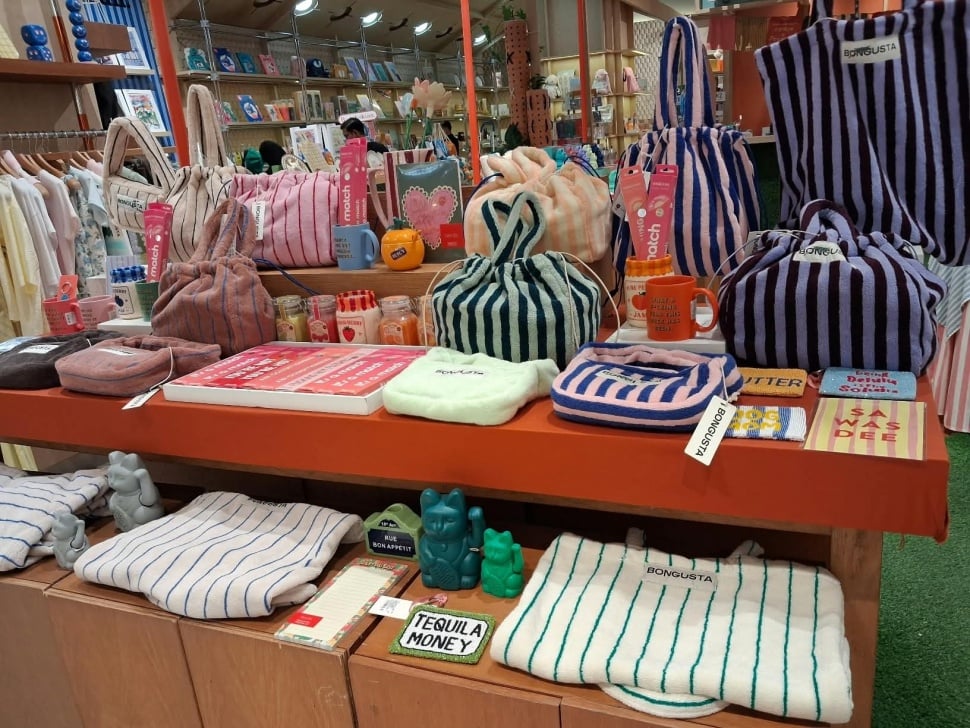 Brand lokal Thailand di EmSphere, Bangkok. (Suara.com/Vania)