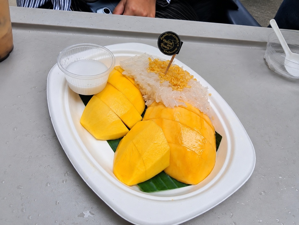 Wanjai mango sticky rice di Songwat, Bangkok. (Suara.com/Vania)