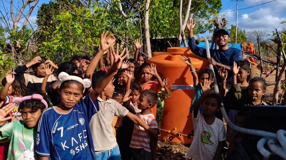 Distribusi air bersih bagi warga pascagempa Flores NTT (dok. Plan Indonesia)