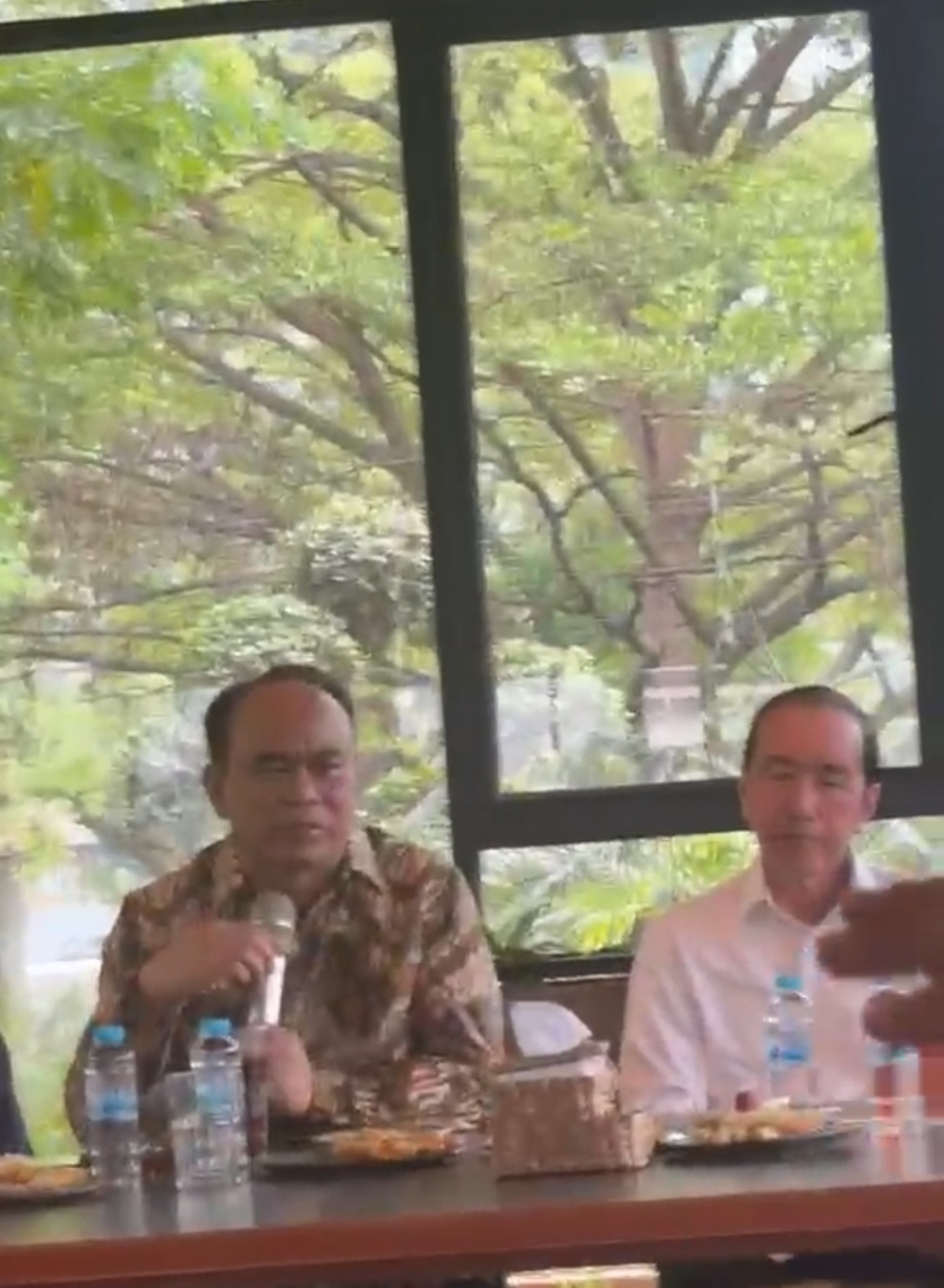 Ketua Umum Projo, Budi Arie Setiadi, di samping Jokowi. (tangkap layar)