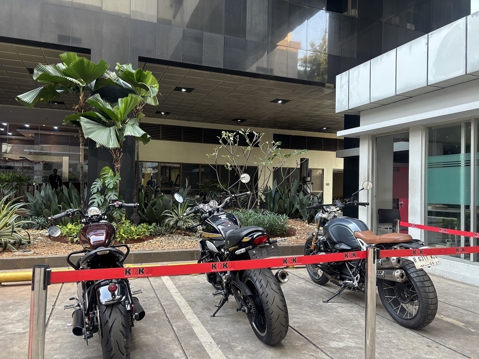 KPK Sita 3 Moge Kepala Bea Cukai Kediri. (Suara.com/Dea)