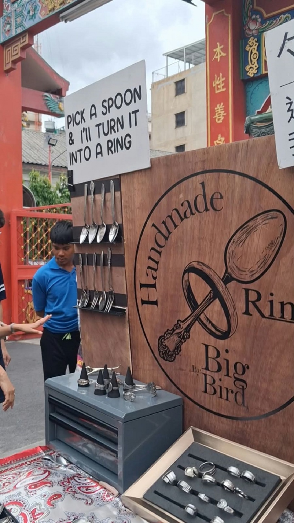 Pedagang membuat cincin dari sendok. (Suara.com/Vania)