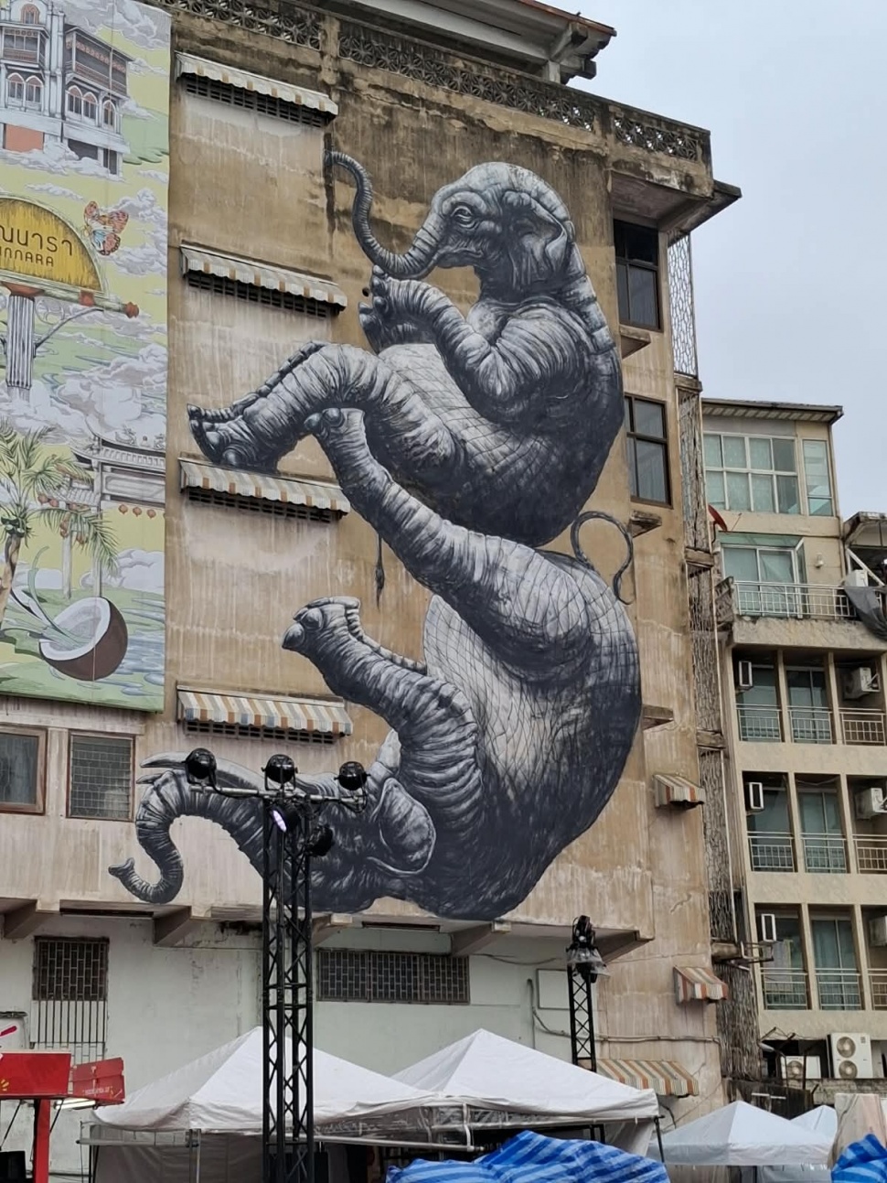 Elephant Mural di Song Wat, Bangkok, lukisan dinding bergambar gajah karya seniman jalanan asal Belgia, ROA. (Suara.com/Vania)