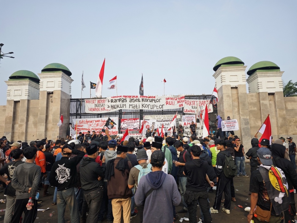 Tuntutan Hukum Mati Koruptor Mulai Membentang di Depan Gedung DPR RI. (Suara.com/Adiyoga)