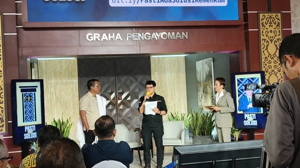 Menteri Hukum RI Supratman Andi Agtas mendengarkan pengaduan masyarakat dalam program Pasti Ada Solusi Bersama Menteri Hukum Episode 13 di Graha Pengayoman, Jakarta Selatan, Jumat (28/8/2026). (Suara.com/Mohammad Rhadzaki Ramadhan)