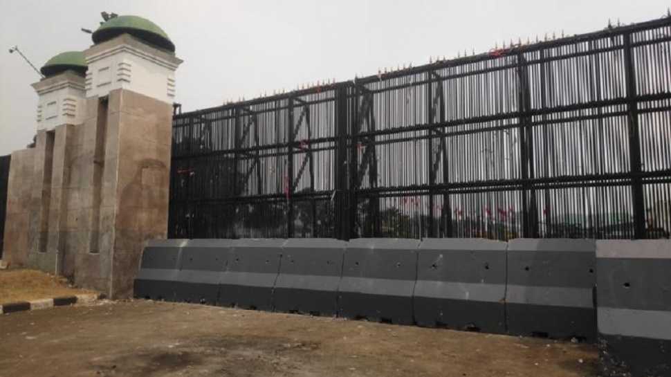 Situasi Gedung DPR RI Pascademo 27 Agustus. (Suara.com/Bagaskara)