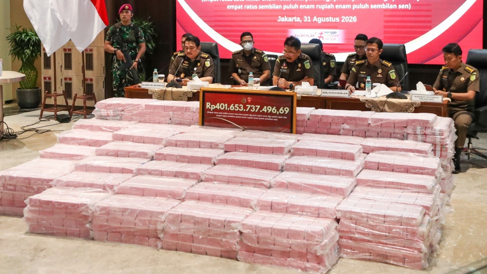 Direktur Penyidikan Jampidsus Kejagung Saiful Bahri Siregar (tengah), Kasubdit Penyidikan TPK dan TPPU pada Direktorat Penyidikan Jampidsus Abvianto Syaifulloh (kanan) dan Kepala Bidang Hubungan Media dan Kehumasan Puspenkum Kejagung Tri Sutrisno  (kiri) memberikan keterangan terkait kasus dugaan korupsi tata kelola nikel saat konferensi pers di Gedung Bundar, Kejaksaan Agung, Jakarta, Senin (31/8/2026). [Suara.com/Alfian Winanto]