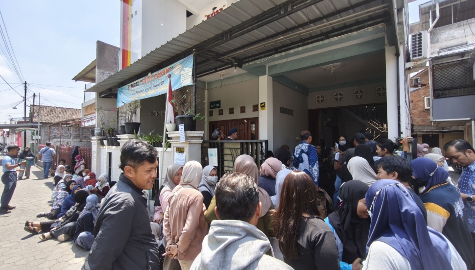 Sejumlah orang tua siswa sedang antre untuk mendaftar bimbel di Yogyakarta, Selasa (1/9/2026). [Suara.com/Hiskia]
