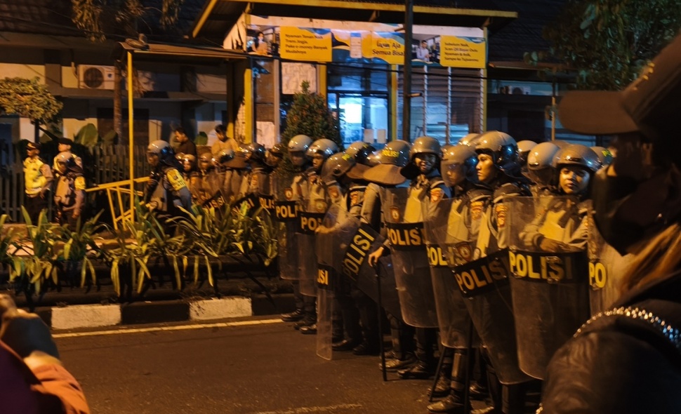 Aksi demonstrasi Aliansi Masyarakat Sipil di kawasan Simpang 4 Gramedia, Kota Yogyakarta, Selasa (1/9/2026) malam. (Suara.com/Hiskia)