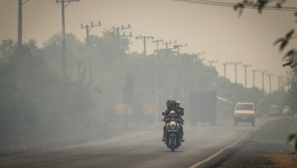 Pengendara sepeda motor melintas di Jalan Gubernur Syarkawi yang tertutup kabut asap akibat kebakaran hutan dan lahan (karhutla) di Kabupaten Banjar, Kalimantan Selatan, Rabu (2/9/2026). [ANTARA FOTO/Bayu Pratama S/nym]