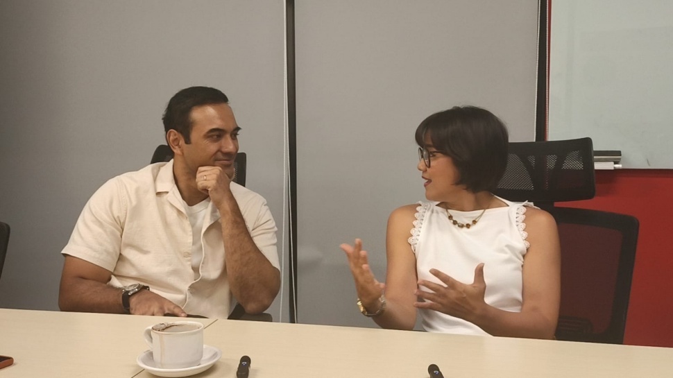 Ketua Umum Komite Festival Film Indonesia (FFI) 2026 Ario Bayu (kiri) dan Duta FFI 2026 Nirina Zubir (kanan) saat menjelaskan rangkaian program dan tema FFI 2026 dalam media visit di kantor Suara.com, Jakarta Barat, Jumat (4/9/2026). (Suara.com/Mohammad Rhadzaki Ramadhan)