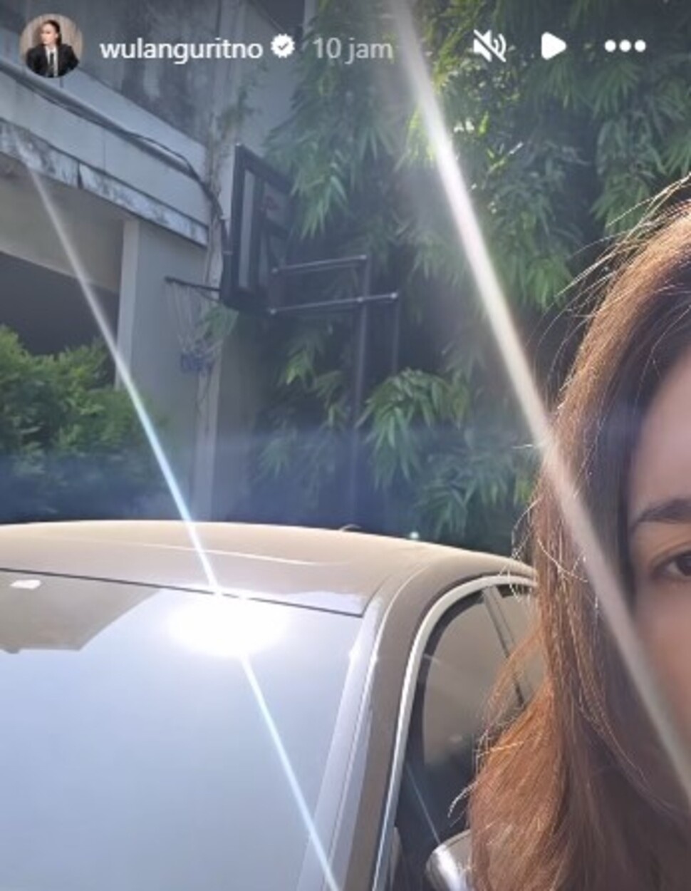 Artis Wulan Guritno memperlihatkan kondisi rumah dan mobilnya yang dipenuhi abu vulkanik pada Minggu (6/9/2026). [Instagram Story Wulan Guritno]