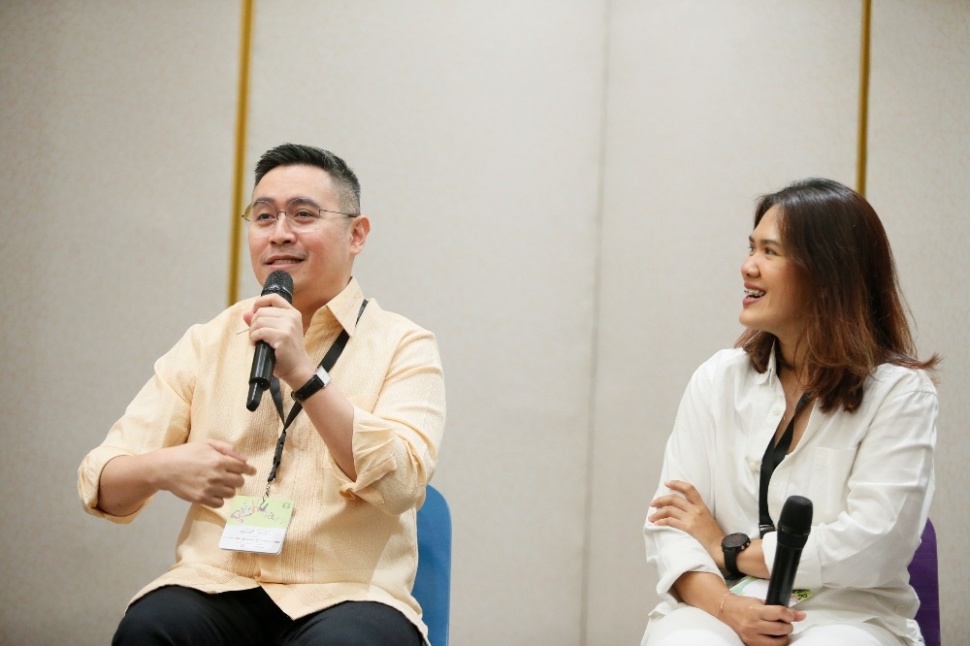 Medical and Scientific Affairs Director Danone Indonesia, Dr. dr. Ray Wagiu Basrowi, MKK, FRSPH, dan Cynthia, momfluencer. (Dok. ist)